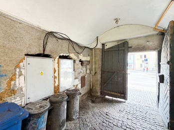 průchod do bytů  - Prodej domu 414 m², Březnice