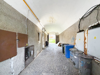 průchod do bytů - Prodej domu 414 m², Březnice