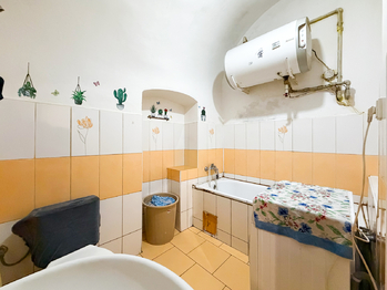 byt č.1 koupelna - Prodej domu 414 m², Březnice
