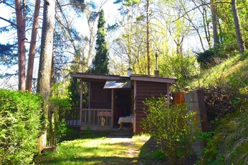 Pohled na chatu, vstup - Prodej chaty / chalupy 39 m², Křesín 