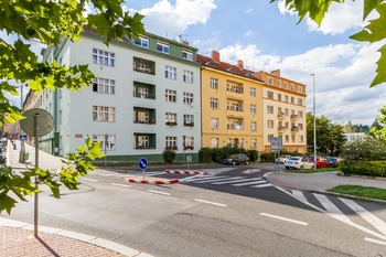 pohled na dům - Pronájem bytu 1+1 v osobním vlastnictví 47 m², Praha 6 - Dejvice