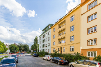 pohled na dům - Pronájem bytu 1+1 v osobním vlastnictví 47 m², Praha 6 - Dejvice