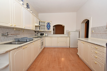 Kuchyně s jídelnou a špajzem.  - Pronájem bytu 2+1 v osobním vlastnictví 92 m², Kralupy nad Vltavou