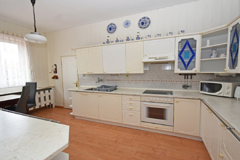 Kuchyně s jídelnou a špajzem.  - Pronájem bytu 2+1 v osobním vlastnictví 92 m², Kralupy nad Vltavou