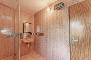 Koupelna v 2.NP - Prodej domu 189 m², Nový Knín