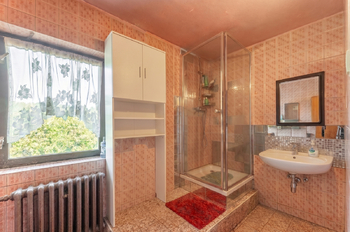 Koupelna v 2.NP - Prodej domu 189 m², Nový Knín