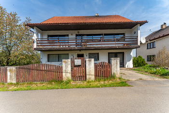 Pohled z venku - Prodej domu 189 m², Nový Knín