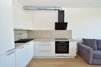 Kuchyňský kout, jídelní kout a obývací pokoj se vstupem na balkon.  - Pronájem bytu 2+kk v osobním vlastnictví 50 m², Praha 9 - Vysočany