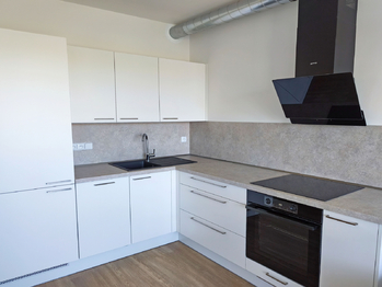 Kuchyňský kout, jídelní kout a obývací pokoj se vstupem na balkon.  - Pronájem bytu 2+kk v osobním vlastnictví 50 m², Praha 9 - Vysočany