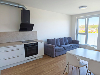 Kuchyňský kout, jídelní kout a obývací pokoj se vstupem na balkon.  - Pronájem bytu 2+kk v osobním vlastnictví 50 m², Praha 9 - Vysočany