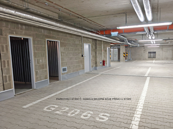 Garážové parkovací stání a sklepní kóje.  - Pronájem bytu 2+kk v osobním vlastnictví 50 m², Praha 9 - Vysočany