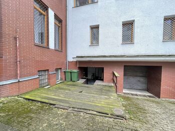 zadní vstup pro zásobování - Pronájem obchodních prostor, Hradec Králové