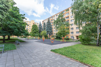 Vnitroblok před domem - Prodej bytu 2+1 v osobním vlastnictví 53 m², Praha 6 - Vokovice