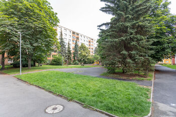 Vnitroblok za domem - Prodej bytu 2+1 v osobním vlastnictví 53 m², Praha 6 - Vokovice