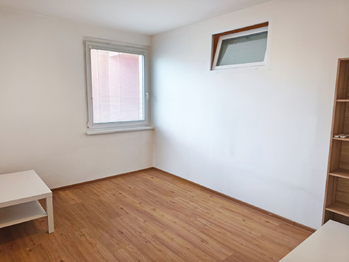 Obývací pokoj se vstupem na balkon.  - Pronájem bytu 2+kk v osobním vlastnictví 37 m², Praha 9 - Černý Most