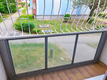 Obývací pokoj se vstupem na balkon.  - Pronájem bytu 2+kk v osobním vlastnictví 37 m², Praha 9 - Černý Most
