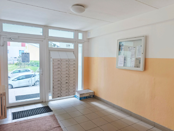 Společné prostory budovy, vstupní chodba. - Pronájem bytu 2+kk v osobním vlastnictví 37 m², Praha 9 - Černý Most