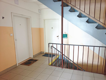 Společné prostory budovy. - Pronájem bytu 2+kk v osobním vlastnictví 37 m², Praha 9 - Černý Most