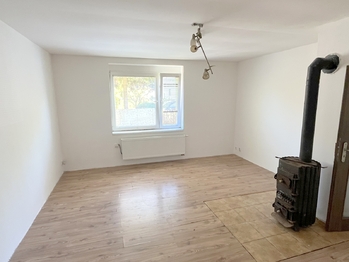 Obývací místnost s krbovými kamny - Prodej domu 83 m², Zeleneč