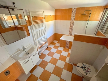Koupelna s WC - Prodej domu 83 m², Zeleneč