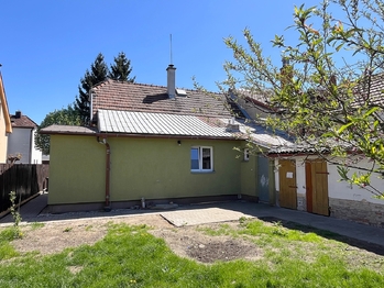 Pohled na RD ze zahrady - Prodej domu 83 m², Zeleneč