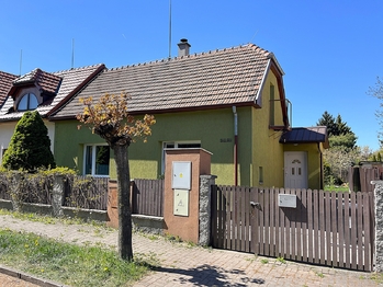 Pohled na RD z ulice - Prodej domu 83 m², Zeleneč