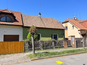 Pohled na RD z ulice - Prodej domu 83 m², Zeleneč