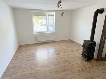 Obývací pokoj s krbovými kamny - Prodej domu 83 m², Zeleneč