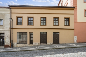 vchod do domu - Pronájem bytu 1+kk v osobním vlastnictví 20 m², Úpice