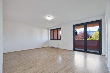 obývací pokoj - Prodej bytu 2+kk v osobním vlastnictví 68 m², Čeladná