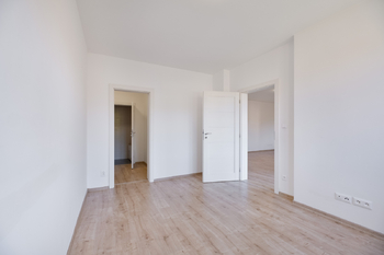 ložnice, šatna a WC - Prodej bytu 2+kk v osobním vlastnictví 68 m², Čeladná