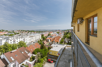 VÝHLED Z TERASY NA PRAŽSKÝ HRAD - Pronájem bytu 1+kk v osobním vlastnictví 37 m², Praha 6 - Břevnov