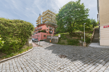 POHLED Z ULICE ZÚŽENÁ - Pronájem bytu 1+kk v osobním vlastnictví 37 m², Praha 6 - Břevnov