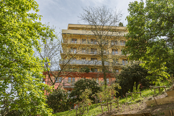 POHLED Z ULICE ZÚŽENÁ - Pronájem bytu 1+kk v osobním vlastnictví 37 m², Praha 6 - Břevnov