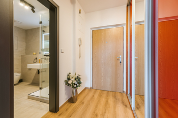 PŘEDSÍŇ - Pronájem bytu 1+kk v osobním vlastnictví 37 m², Praha 6 - Břevnov