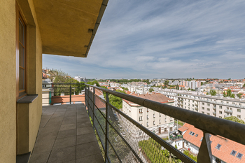 VÝHLED Z TERASY - Pronájem bytu 1+kk v osobním vlastnictví 37 m², Praha 6 - Břevnov