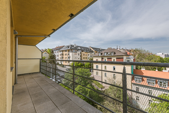 VÝHLED Z TERASY - Pronájem bytu 1+kk v osobním vlastnictví 37 m², Praha 6 - Břevnov