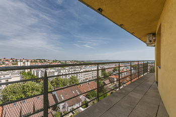 VÝHLED Z TERASY - Pronájem bytu 1+kk v osobním vlastnictví 37 m², Praha 6 - Břevnov