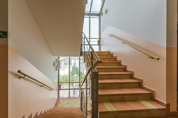 SCHODIŠTĚ BYTOVÉHO DOMU - Pronájem bytu 1+kk v osobním vlastnictví 37 m², Praha 6 - Břevnov