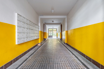 Domovní průjezd - Prodej bytu 2+kk v osobním vlastnictví 44 m², Praha 3 - Žižkov