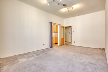 Obývací pokoj - Prodej bytu 2+kk v osobním vlastnictví 44 m², Praha 3 - Žižkov