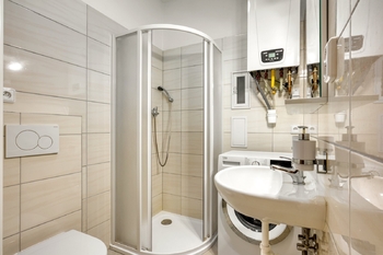 Koupelna + WC - Prodej bytu 2+kk v osobním vlastnictví 44 m², Praha 3 - Žižkov