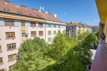 Pohled z okna bytu - Prodej bytu 2+kk v osobním vlastnictví 44 m², Praha 3 - Žižkov