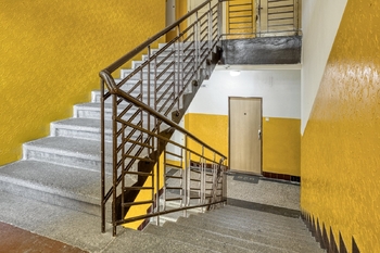 Schodiště - Prodej bytu 2+kk v osobním vlastnictví 44 m², Praha 3 - Žižkov