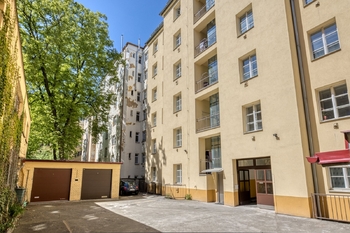 Pohled na dům ze dvora - Prodej bytu 2+kk v osobním vlastnictví 44 m², Praha 3 - Žižkov