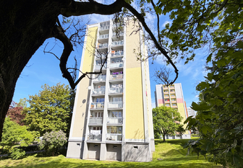 Pohled na zadní část domu - Prodej bytu 2+1 v osobním vlastnictví 57 m², Chodov