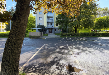 Pohled na vchod do domu - Prodej bytu 2+1 v osobním vlastnictví 57 m², Chodov