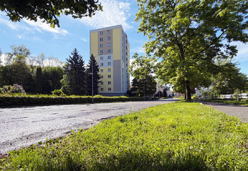 Pohled z boční strany domu (okno v kuchyni) - Prodej bytu 2+1 v osobním vlastnictví 57 m², Chodov