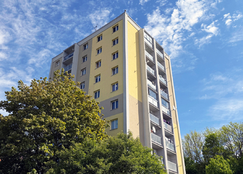 Pohled na dům - detail - Prodej bytu 2+1 v osobním vlastnictví 57 m², Chodov