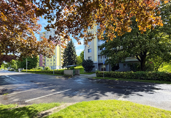 Parkování před domem - Prodej bytu 2+1 v osobním vlastnictví 57 m², Chodov